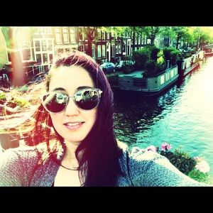 Meet your Posher, Izza